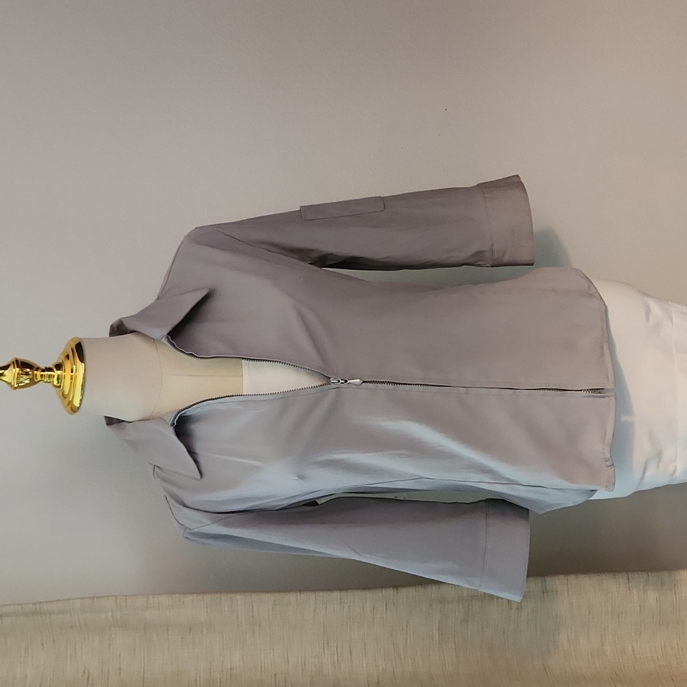 Womens light gray zip up 3/4 sleeve shirt